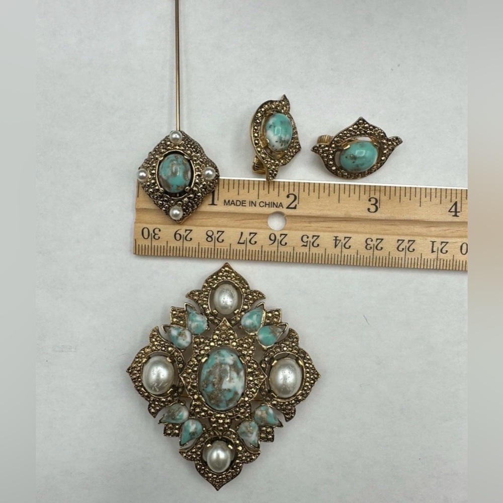 VTG Sarah Coventry “Remembrance” Set - Brooch, Earrings, And Stick Pin 1968 - Picture 15 of 16